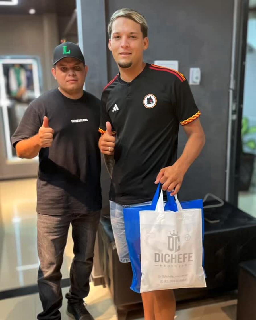 Clientes na loja DICHEFE com a sacola DC